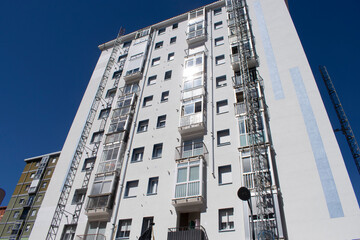 Calles y edificios modernos de Burgos, España
