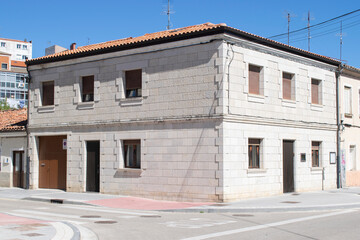 Calles y edificios modernos de Burgos, España
