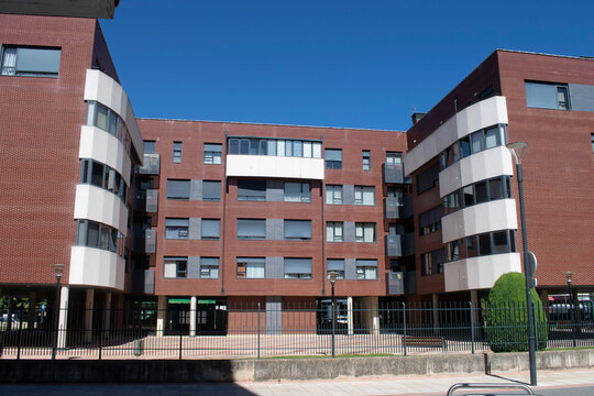 Calles y edificios modernos de Burgos, Espa&ntilde;a

