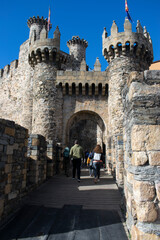 Entrada y puente al Castillo de los Templarios, Ponferrada, España