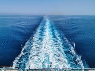 Scia della nave sull'oceano © AP Adobe Contributor