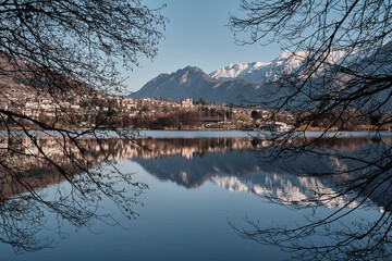 Scorcio sul lago di Levico in autunno