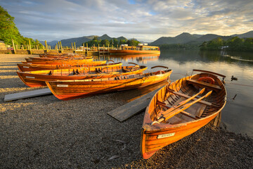 Wooden rowing boats on shoreline of Derwentwater in The Lake District, UK. © _Danoz