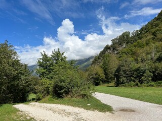 Obraz premium Hiking trails and markings in the canyon of the Kozjak stream, Kobarid (Slovenia) - Wanderwege in der Schlucht des Kozjak-Baches (Slowenien) - Pohodne poti v kanjonu potoka Kozjak, Kobarid (Slovenija)