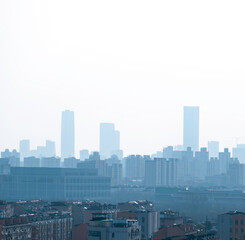 Obraz premium The outline of the urban skyline under backlighting