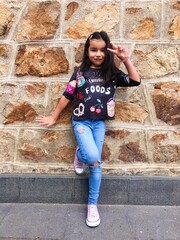 Fille appuy&eacute;e contre un mur 