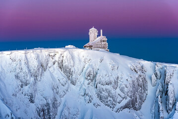 Śnieżne Kotły w Karkonoszach zimą.
