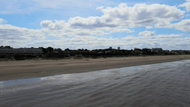Costa de Uruguay en dia de primavera 