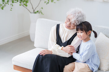 Fototapeta premium 抱きつくおばあちゃんと孫