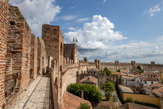 Italy, Cittadella, The walls of the city, The parapet walkway above the medieval walls of the city