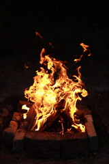 Obraz premium Fire from a campfire burning in the dark