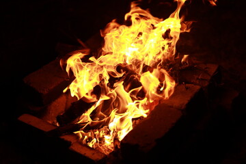Obraz premium Fire from a campfire burning in the dark