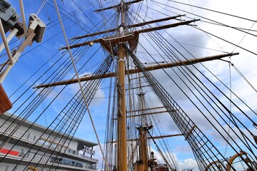Obraz premium Mast of a sailing ship anchored in Tokyo Bay