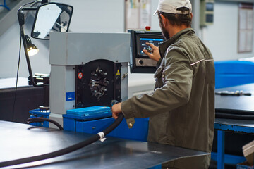 Worker assembles high pressure hose. High pressure hose production.