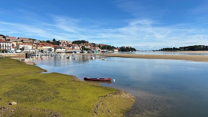 Paisaje de pueblo costero con cielo azul 