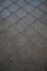 Couverture de toit en ardoises plates façon écailles superposées