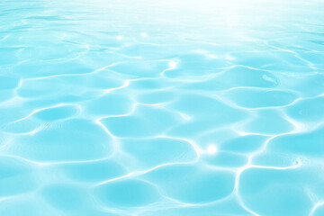 Fototapeta premium Turquoise water glimmers in the sunlight, creating gentle ripples on a clear day