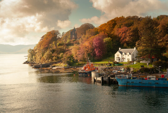 Petit port &eacute;cossais sous une lumi&egrave;re d'automne de fin de journ&eacute;e, avec des arbres tr&egrave;s color&eacute;s