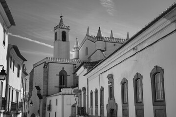Portugal, oficialmente la República Portuguesa, es un Estado de Europa Meridional, fundado en 1143, que ocupa una superficie total de 92.212 km2. La parte continental está situada en el extremo suroes
