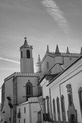 Portugal, oficialmente la República Portuguesa, es un Estado de Europa Meridional, fundado en 1143, que ocupa una superficie total de 92.212 km2. La parte continental está situada en el extremo suroes