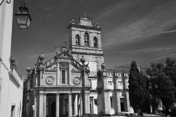 Portugal, oficialmente la República Portuguesa, es un Estado de Europa Meridional, fundado en 1143, que ocupa una superficie total de 92.212 km2. La parte continental está situada en el extremo suroes
