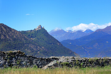 montagne in val di susa con abbazia di san michele, italia, 28 settembre 2024, mountains in susa...