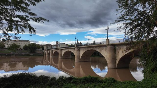 Puente de piedra de Logro&ntilde;o sobre el r&iacute;o Ebro, La Rioja, Espa&ntilde;a. Septiembre de 2024.