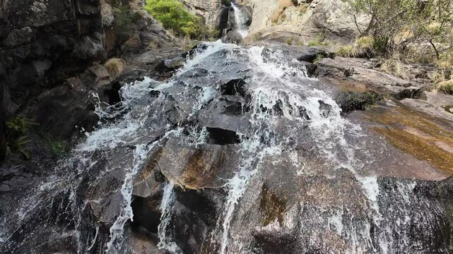 Detalle de la cascada de la Chorrera de los Litueros en Somosierra, Madrid, Espa&ntilde;a. Septiembre de 2024.