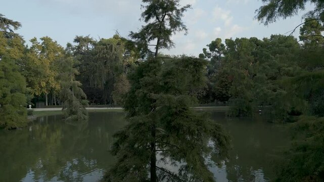 (Vista dron) Lago del Palacio de Cristal en el Parque del Retiro de Madrid, Espa&ntilde;a. Septiembre de 2024.
