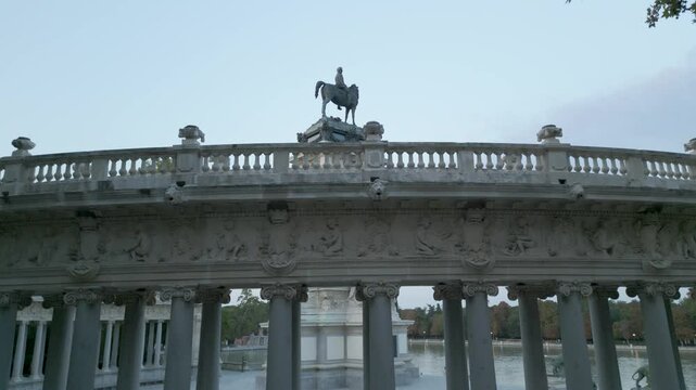 (Vista dron) Columnata que rodea el Monumento a Alfonso XII situado en el Parque del Retiro de Madrid, Espa&ntilde;a. Septiembre de 2024.