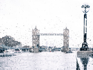 Obraz premium London, UK: tower bridge seen on a rainy day through glass window