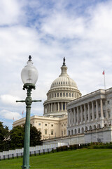Obraz premium US Capitol building under cloudy skies