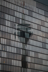 Fernsehturm spiegelt sich in moderner Glasfassade