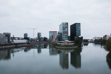Fototapeta premium Moderne Skyline am Wasser im Medienhafen Düsseldorf