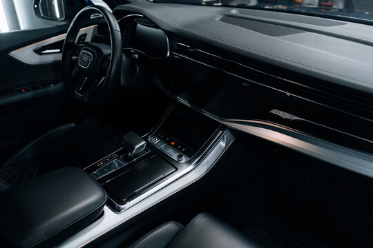 Photo of Audi Q7 II 4M. The photo shows the application of ppf foil interior. Complementary work in the detailing studio with wrapping