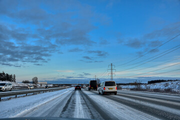 Straße, Autobahn, Verkehr, Dänemark, Auto, Reise, Reisen, fahren, Überholspur, Fahrspur, Winter, winterlich Schnee, verschneit, Schneeräumung, Leitschiene, Richtungsfahrbahn, Fahrbahn, Trasse, Leitung