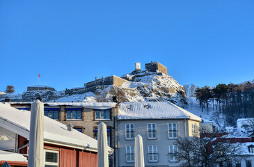Halden, Festung, Norwegen, Fredriksten, Grenzfestung, majestätisch, Winter, verschneit, Østfold, Fredrikshald, Berg, Festungsmauer, imposant, gewaltig, Turm, Wahrzeichen, Sehenswürdigkeit, Fjord, Schu
