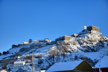 Halden, Festung, Norwegen, Fredriksten, Grenzfestung, majestätisch, Winter, verschneit, Østfold, Fredrikshald, Berg, Festungsmauer, imposant, gewaltig, Turm, Wahrzeichen, Sehenswürdigkeit, Fjord, Schu