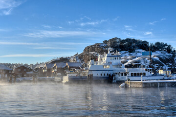 Fototapeta premium Skjærhalden, Kirkøy, Hafen, Boot, Schnee, Eis, Raureif, Nebel, Reif, vereist, Winter, Extremwinter, Winterstimmung, eingewintert, Stadt, Dorf, Fährhafen, Sportboot, Segelboot, Steg, Pier, Bootssteg, P