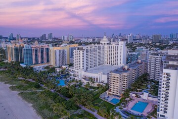 Obraz premium Beach front of art deco hotels and condos at sunrise. Miami Beach, Miami, Florida, United States.
