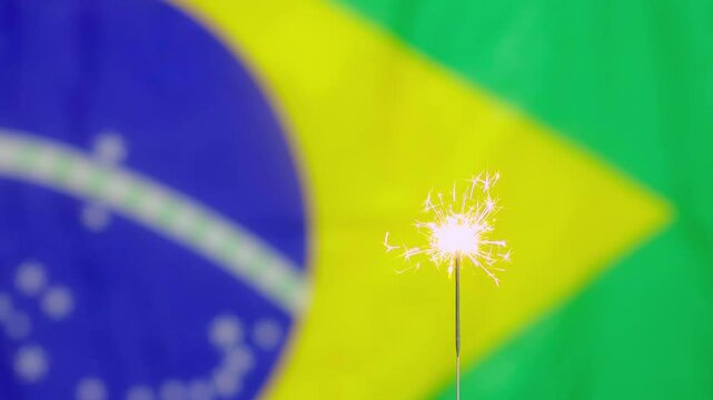 Uma velinha de estrelas acesa brilha com a bandeira brasileira no fundo para celebrar o Dia da Bandeira ou o dia da Proclama&ccedil;&atilde;o da Rep&uacute;blica Brasileira com um clima de festa.