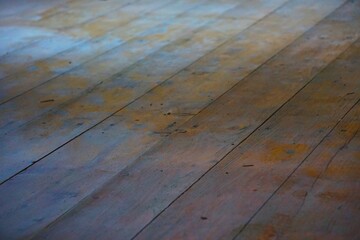Ubrudzona drewniana podłoga w starym domu © Adam