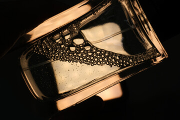 Shake the perfume to check the bubbles 