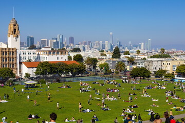Obraz premium A Crowded Mission Dolores Park