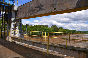 09.29.2024 Sri lanka , Sluice gate gearbox rolling controls chain , empty reservoir , technology dam, industry environment, Hydroelectric dam, drought season situation, mechanism