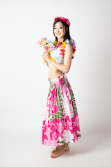 白背景にフラダンサーの女性が笑顔で手を広げている姿