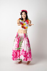 白背景にフラダンサーの女性が笑顔で手を広げている姿