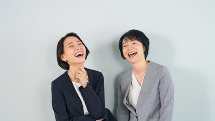 笑顔の二人の女性ビジネスパーソン