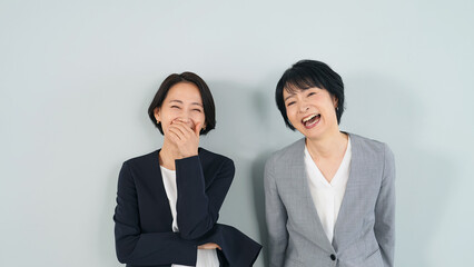 笑顔の二人の女性ビジネスパーソン