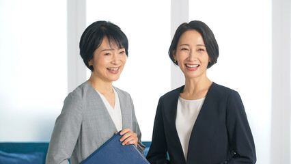 笑顔の女性ビジネスパーソンのグループ